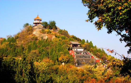 百望山这座太行山余脉插入北京后的最后一道山梁，红叶季节的美景也同样可观