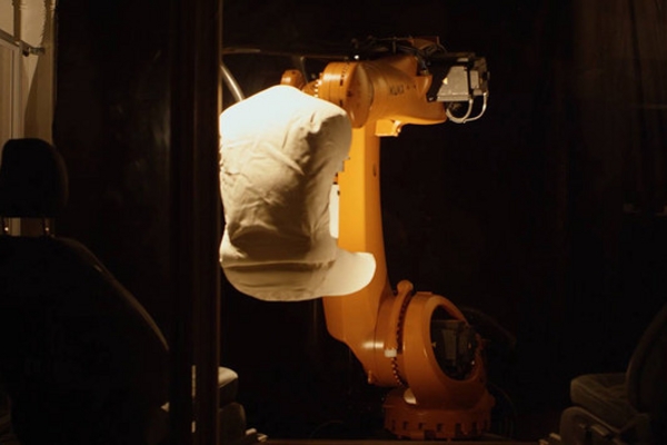 福特座椅测试机器人 三周内坐下2.5万次