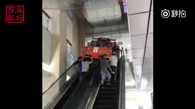 把跑车抬上商场二楼，没见过吧？车轮上的世界 （使用 秒拍 录制） ​