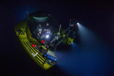 摄制组驾驶潜水艇潜入深海 图/BBC