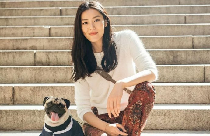 刘雯撞衫宋茜的白毛衣，热巴马思纯也在抢着穿！