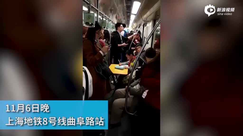 上海小学生地铁里自带桌板写作业 网友:有点心酸
