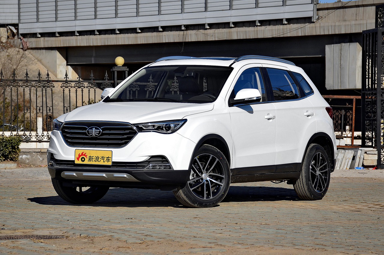 车型对对碰：新款瑞虎3 VS 新款奔腾X40之内饰配置