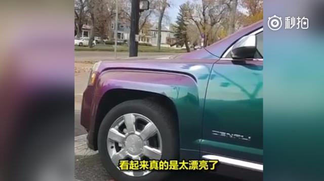 美国一哥们在路上，偶遇一辆喷了骚气色漆的改装车，本以为车主是个年轻小伙子...