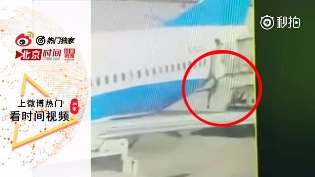 又一名女空乘从波音737上掉下来了