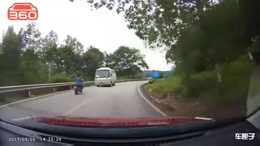 眼睁睁看着摩托车逆行并硬生生撞上客车