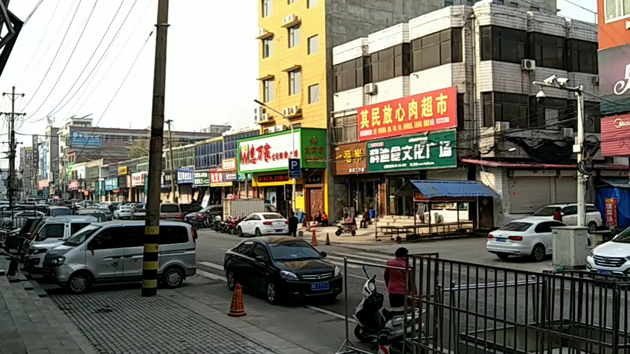 伊川:顺城街等出租车,不容易啊!