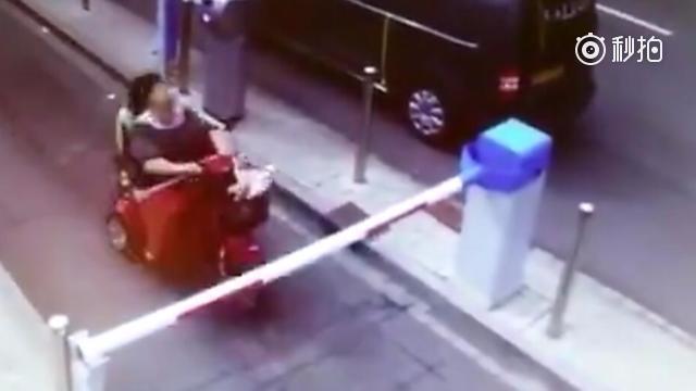 文明驾驶大.....大姨，超跑不用交停车费是有原因的啊   ​