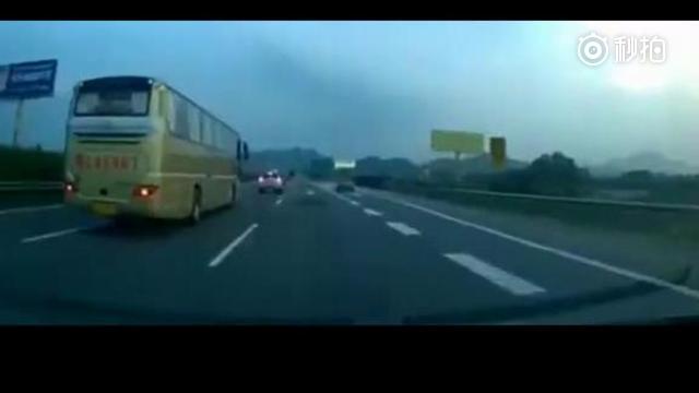 高速路上大客车变道，后方轿车刹车不及，SUV被撞下山崖， ​