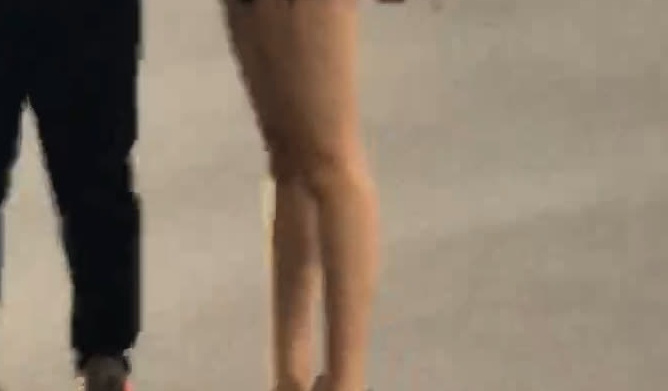 腿玩年！车展还是拍一拍美女小姐姐比较好，光看车有什么意思？   ​