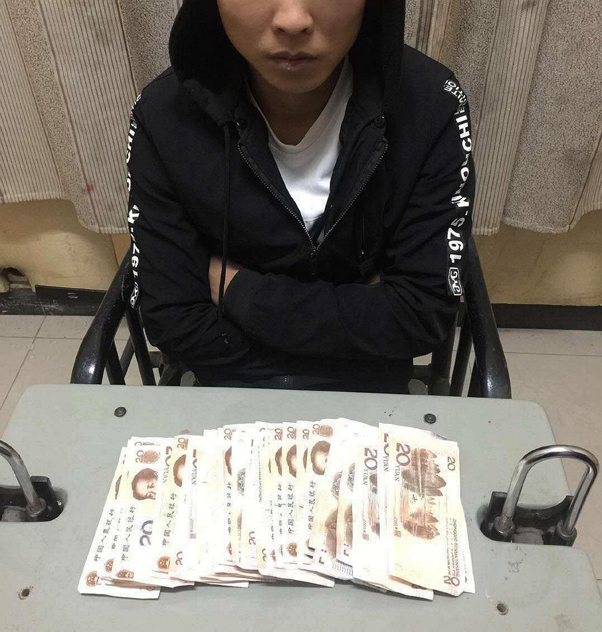 男子3元1张购买假币 用酱油泡成“真钞”