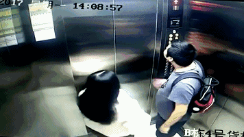 福田一男子在电梯里做了这种事 然后大摇大摆走了