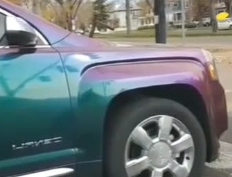 国外网友在路上偶遇一辆喷漆骚气的改装车  ​