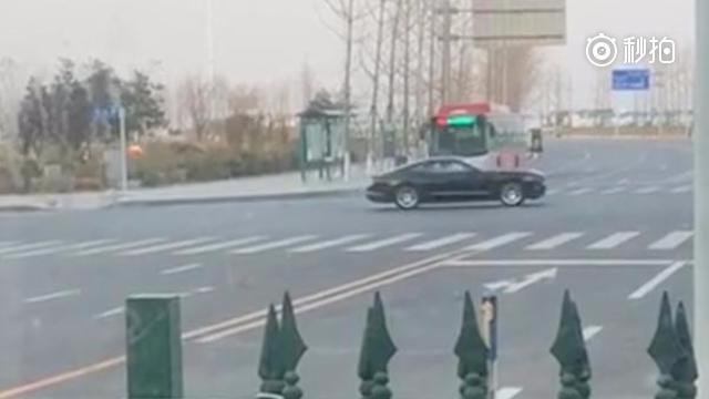 跑车十字路口疯狂打转漂移  ，逼停公交车  直播车市车友会  ​