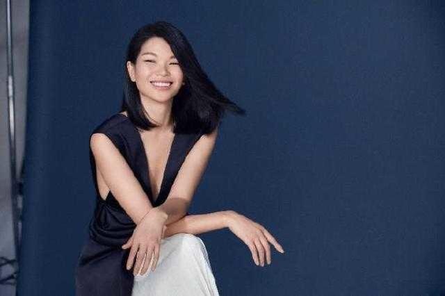 "丑模"吕燕现身维密,阔腿裤演绎霸气女王,网友:她才是
