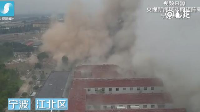 浙江宁波爆炸现场：伤员从垮塌房屋里被抬出