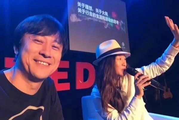 50岁解晓东全家近照，身材发福身家过亿，妻子美艳儿子比他还帅