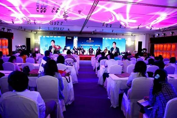 一个成功的年会,舞台搭建灯光音响往往是活动的亮点!