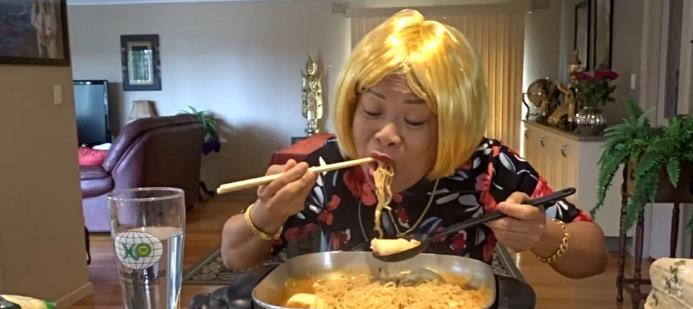 泰国富婆吃“廉价”午餐，撩开头发，网友不淡定了：是我太天真