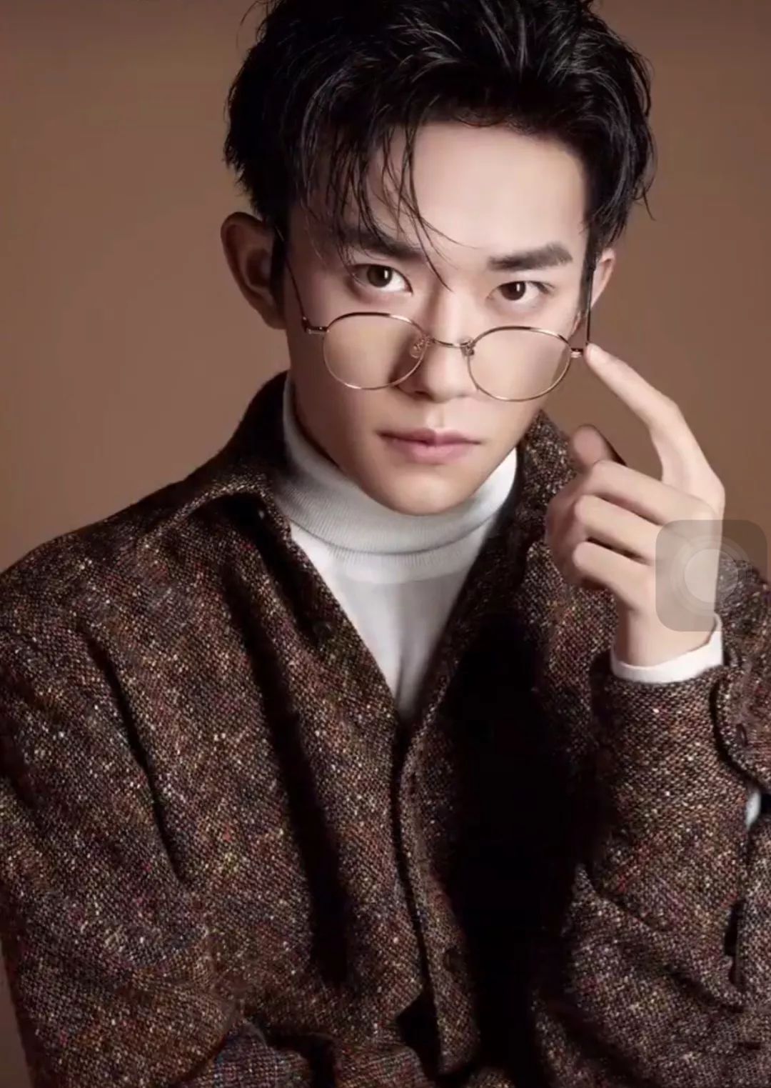 易烊千玺缺席颁奖礼,一位短发姑娘替他领奖,她