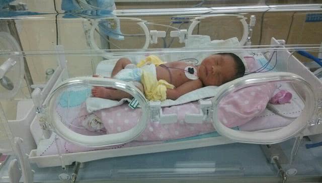 除了早产儿,这三种宝宝也要被送进保温箱,收费