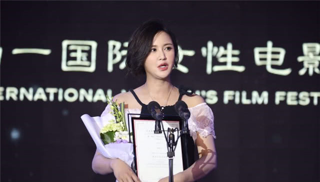 张歆艺挺孕肚出席活动捞金,准妈妈体态丰腴胖成200斤不敢认