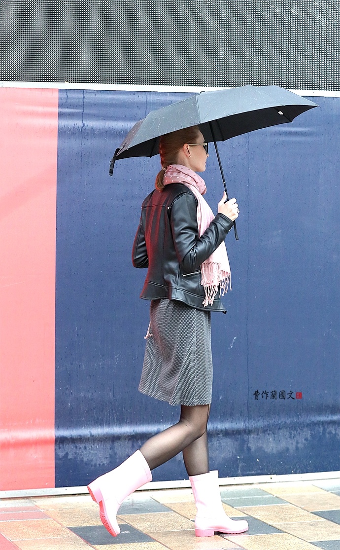 街拍:穿黑色丝袜的美女