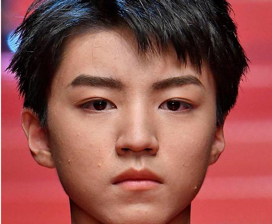 当红男星无修图近照成对比,蔡徐坤吴亦凡颜值