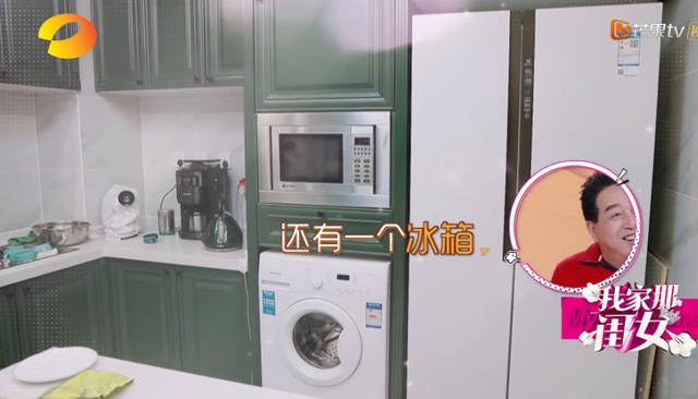 吴昕家曝光，3台冰箱其中2台专门放化妆品，衣帽间好大