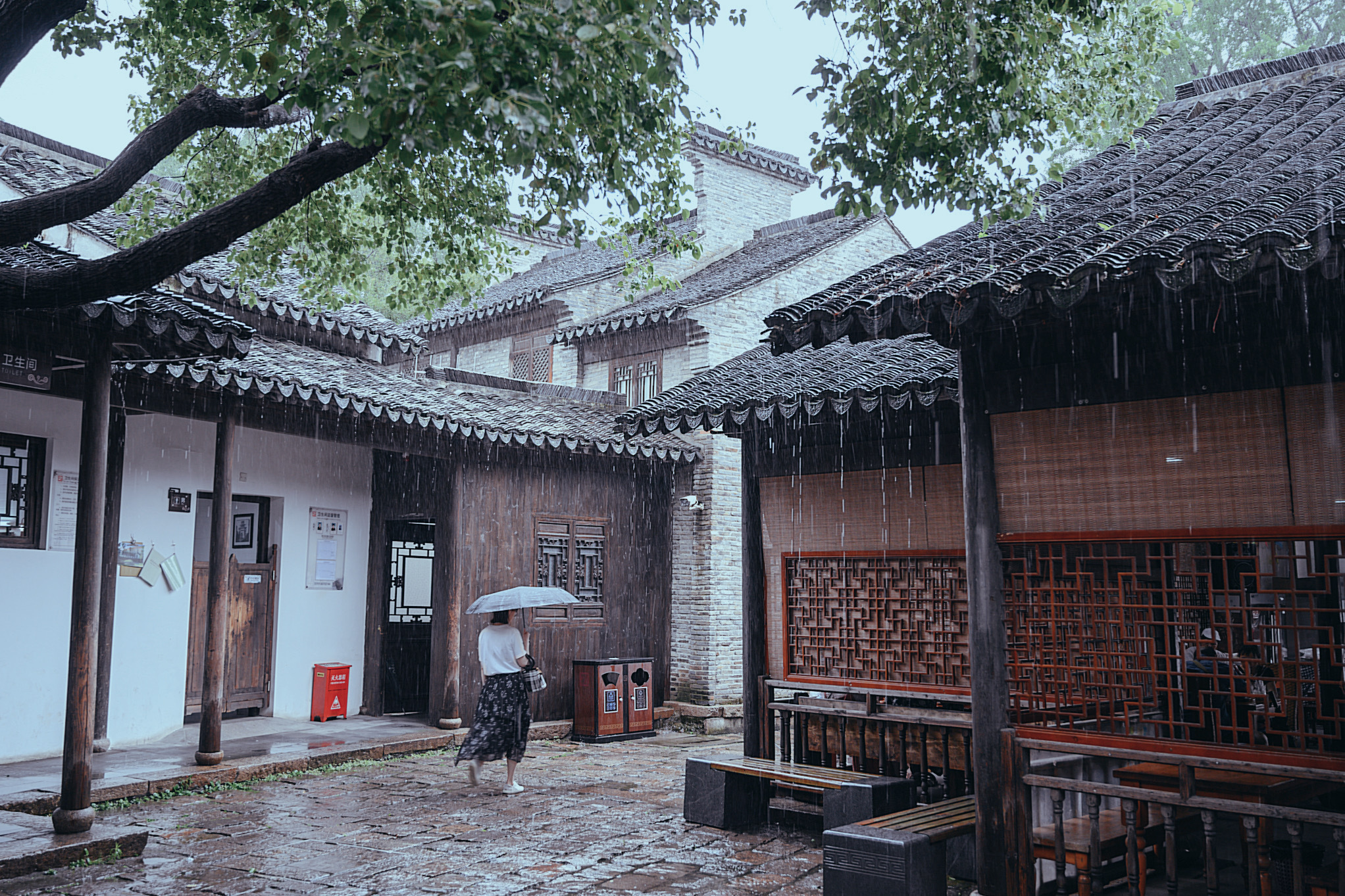 無錫惠山古鎮(zhèn)來過很多次，雨中的惠山古鎮(zhèn)卻是第一次見