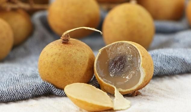 龙眼吃完核别扔，一斤20元，磨粉入药有妙用，适合这些症状的人