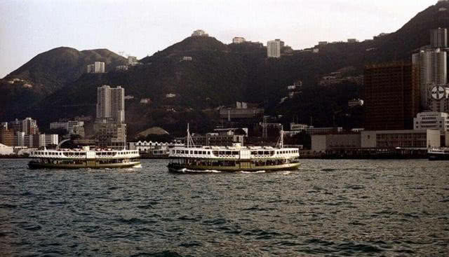 彩色老照片:80年代香港街景繁华景象,高楼、电