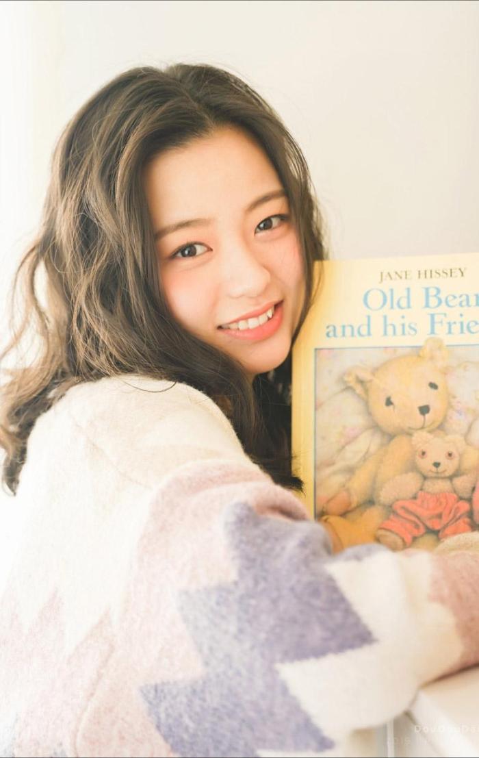 和女生聊天应该怎么找话题，以及怎么拓展话题？