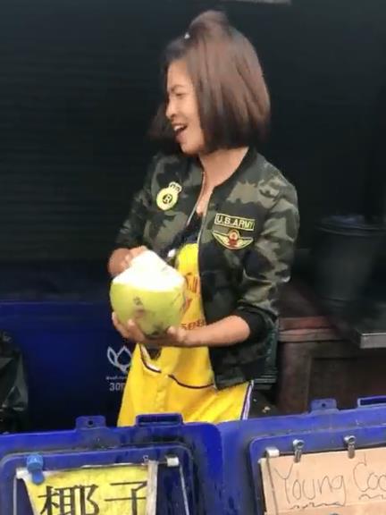 抖音网红苏老师为了100万粉的承诺,真去卖椰子