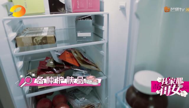 吴昕家曝光，3台冰箱其中2台专门放化妆品，衣帽间好大