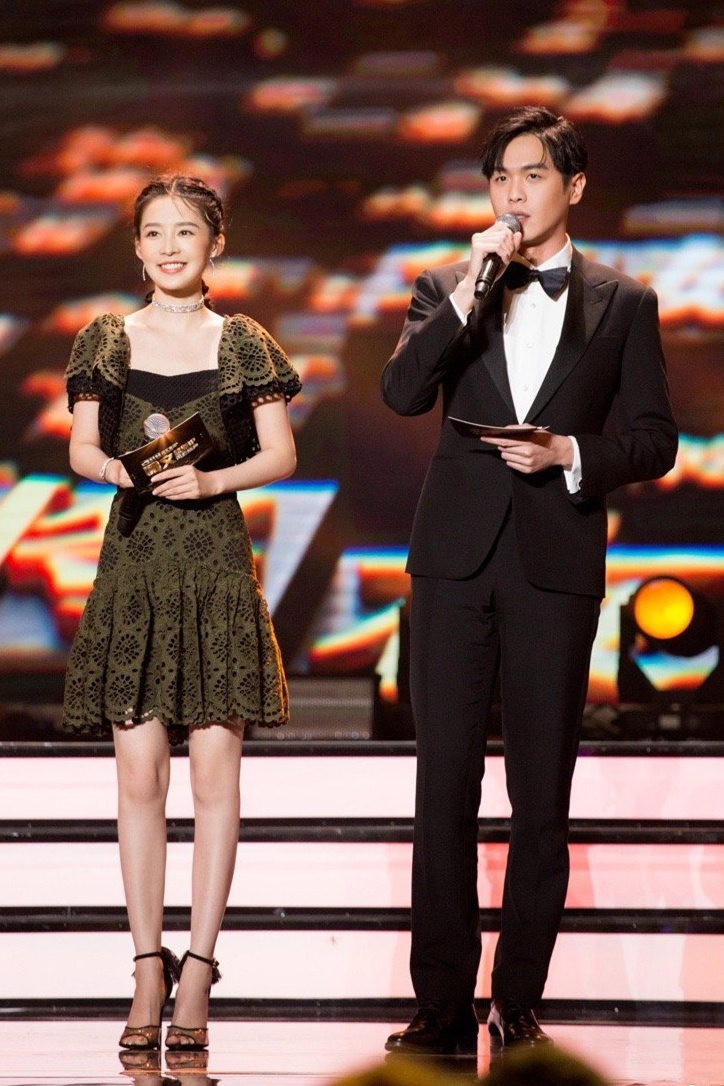 2019第一战杨幂皮裙霸气冷艳,李沁清新不输宋轶,刘嘉玲大出风头