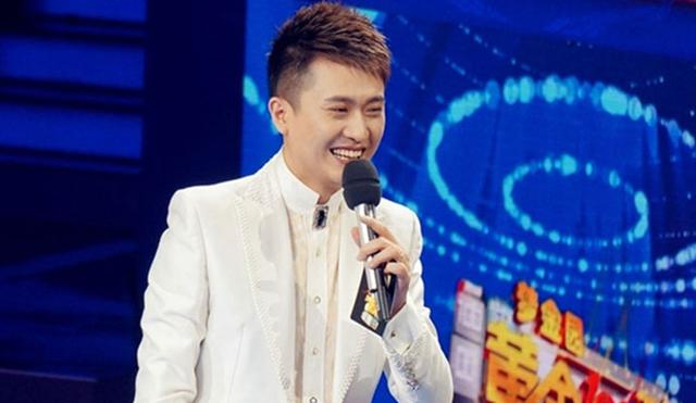 央视男主持杨帆妻子曝光，这五官颜值不敢吐槽，难怪不愿公开！