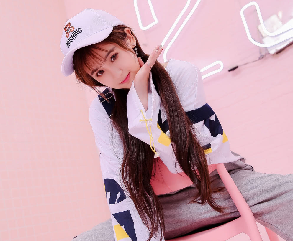 杨清柠晒照上演“制服诱惑”，嘟嘴卖萌看点满满，网友:流鼻血了