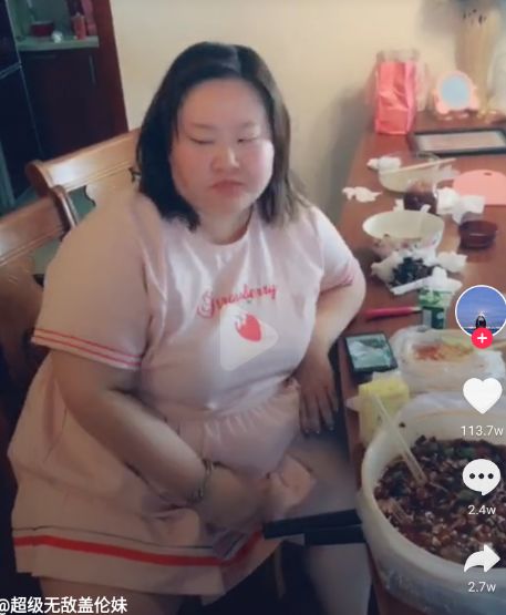 抖音180斤胖女孩被男友突然敲门,化完妆那刻,网友:我