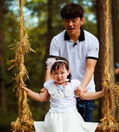 王宝强7岁女儿近照，娜娜的颜值“整容式”长开，模样像极了马蓉