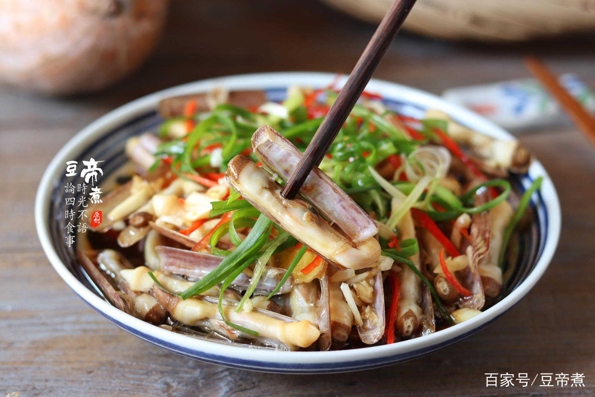 一斤蛏子30块，我嫌贵，朋友却说便宜，清蒸一下，实在太好吃