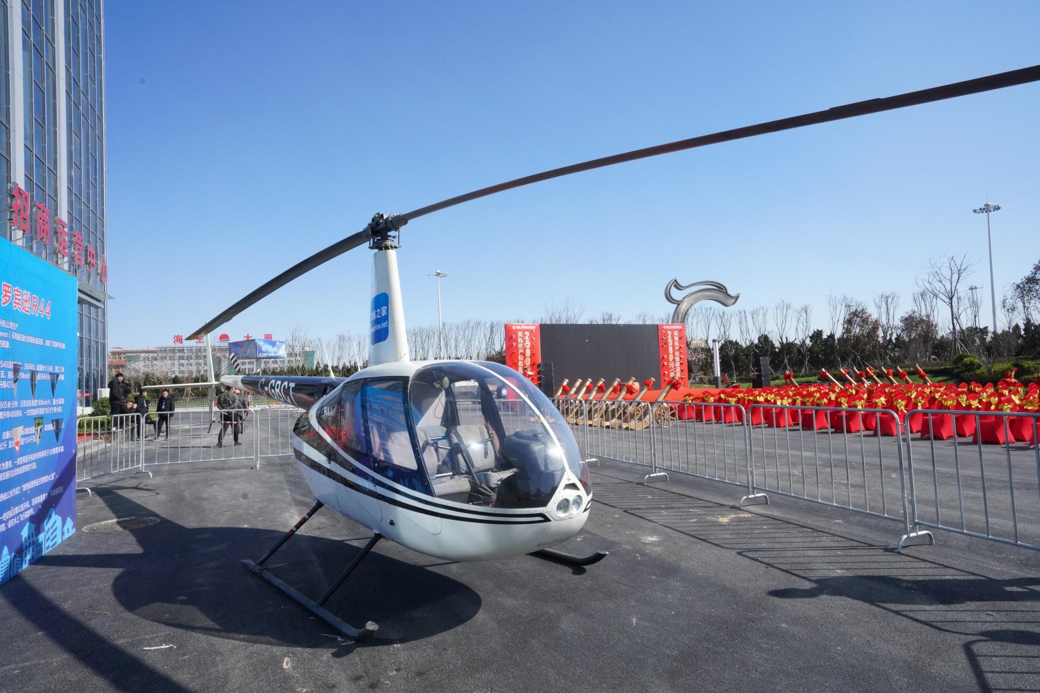 山東濰坊一樓盤租2架400萬(wàn)直升機(jī)空中看房