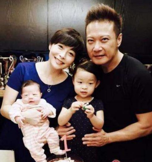 “小棠菜”李珊珊近照身材发福，曾被指患脑瘤变卖港姐后冠惹争议