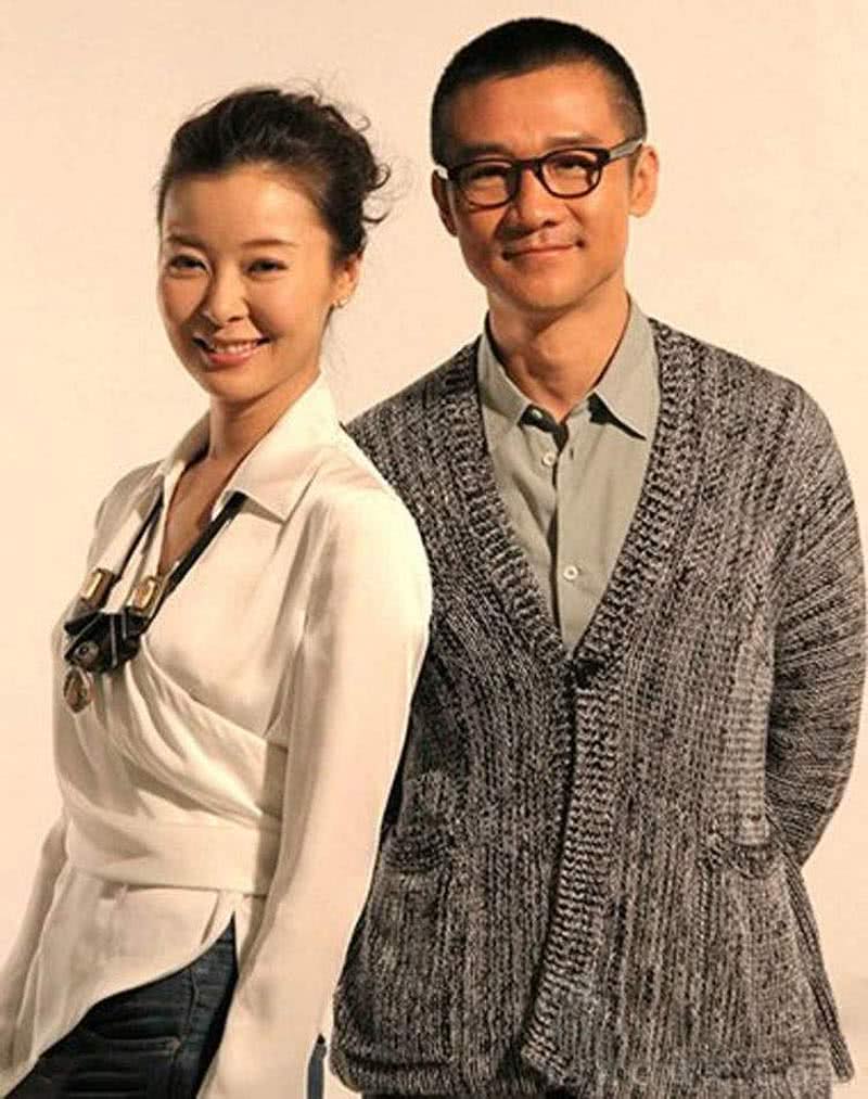 看看黄志忠前妻近照，再看看现任的，网友：气质差好多