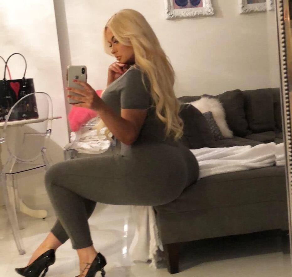 身材夸张的大码模特爱健身,充分体现了女性曲线美!