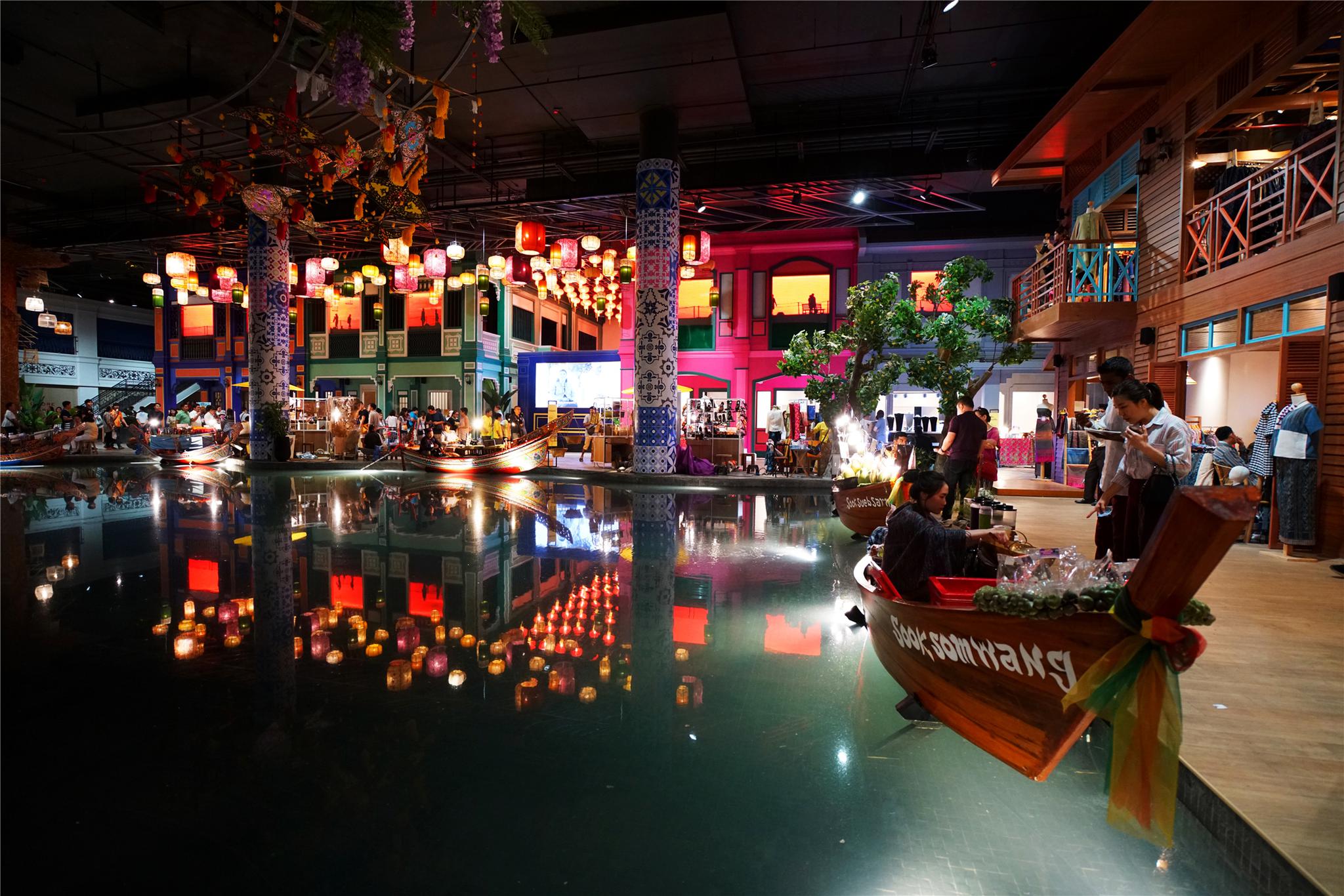 曼谷商场里居然隐藏着一个水上市场,这里汇聚了泰国最特色的小吃