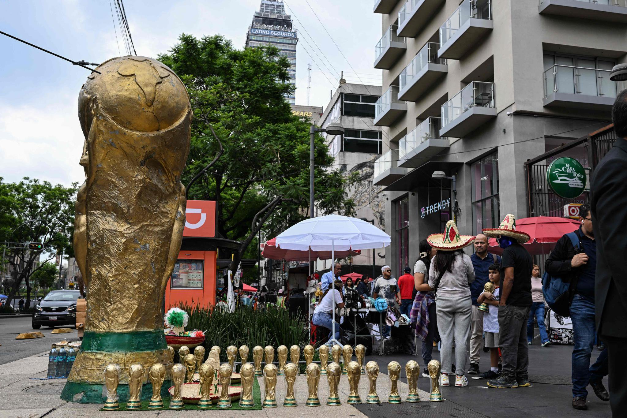 2026年世界杯：墨西哥城街头小贩售卖世界杯纪念品