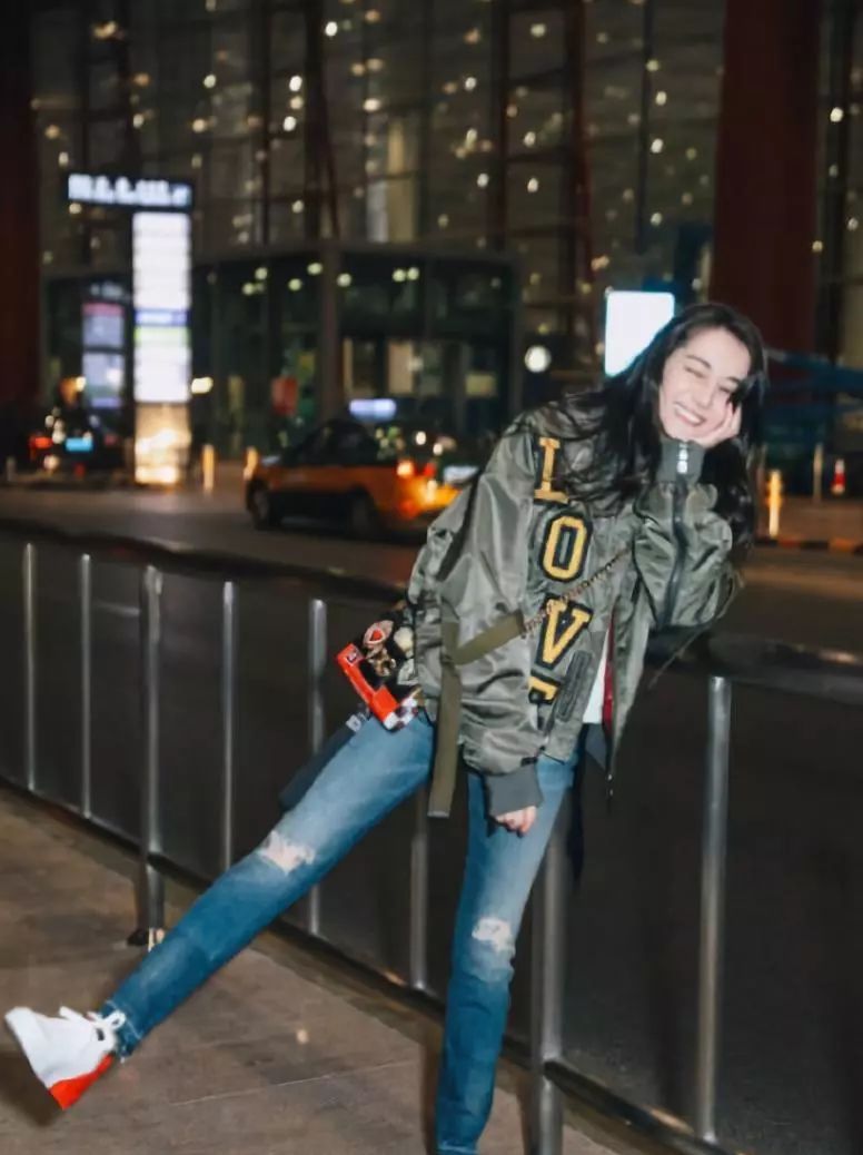 迪丽热巴拼装长袖好靓!丸子头+紧身黑裤可爱风