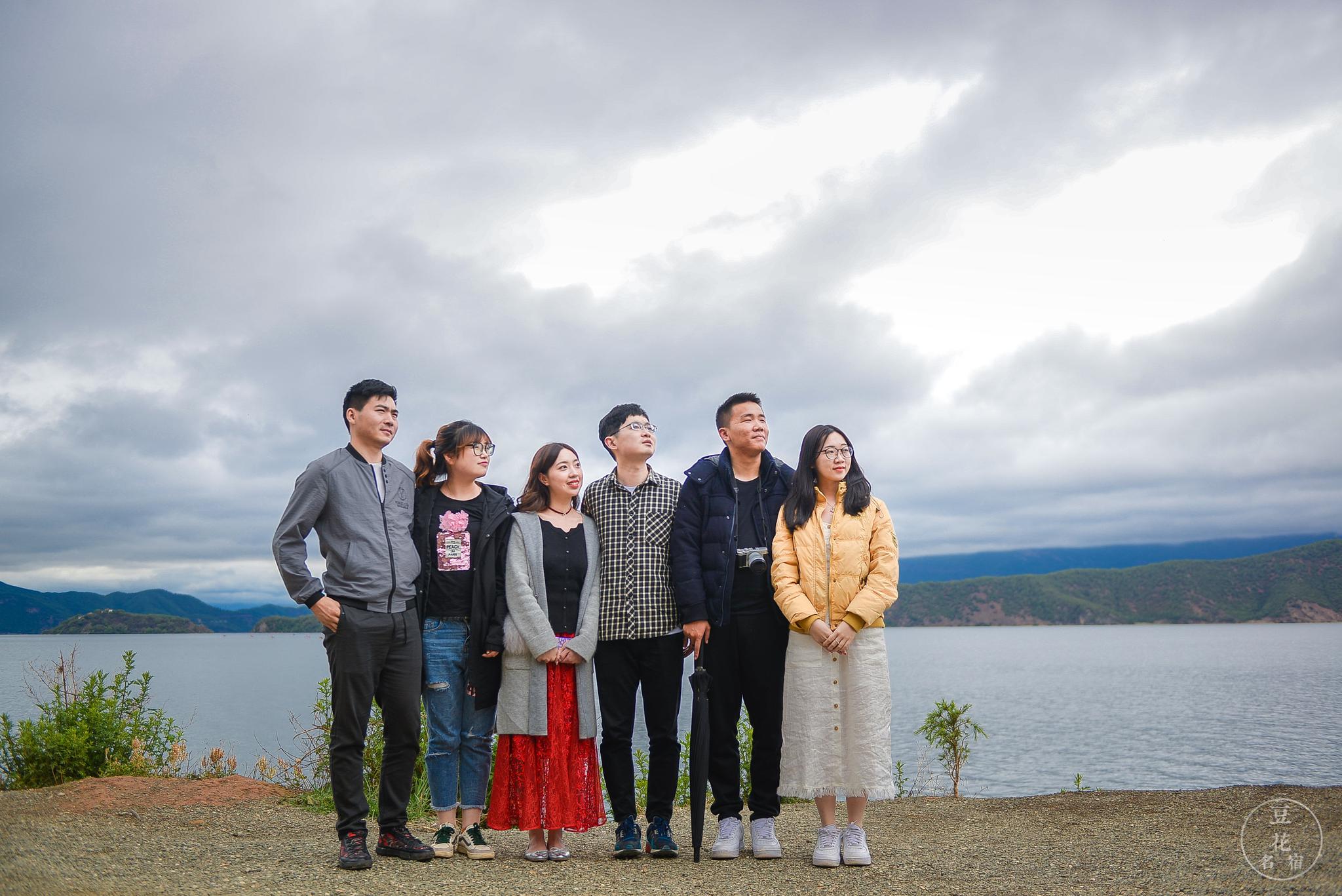 夏季的陰雨天 一對(duì)對(duì)情侶的瀘沽湖湖邊