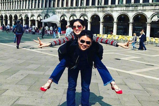 章泽天疑朋友圈首发声,晒一家三口合照,一家人